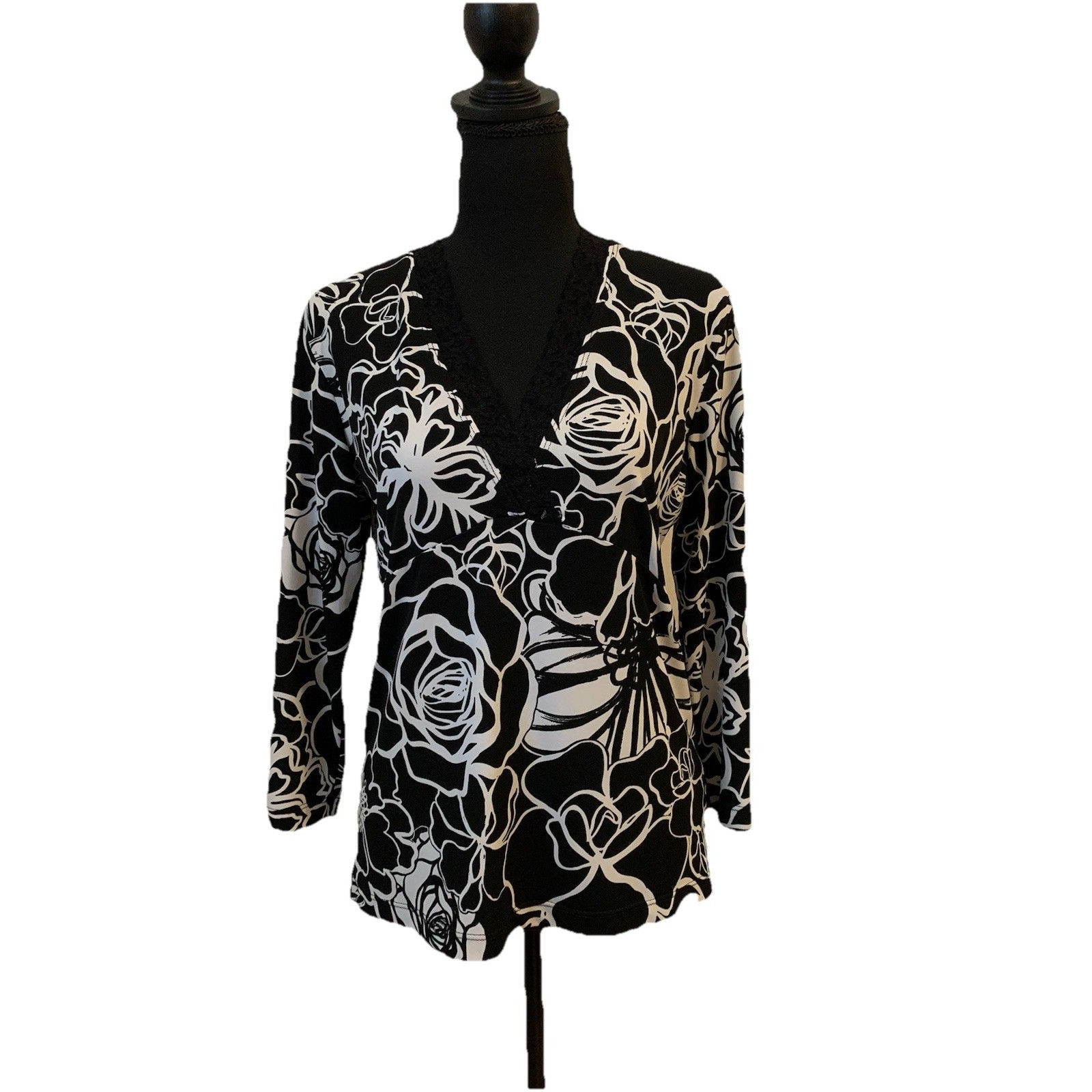 Chicos Size 0 Womens Small Top V Neck Floral With Lace Detail Black And White